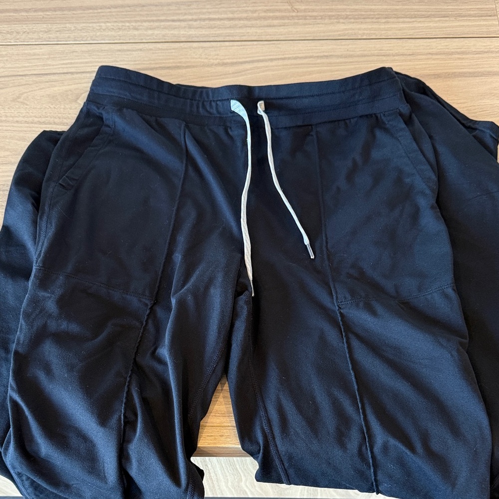 Vuori Black halo pintuck straight leg pants